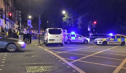 Un hombre mata en Londres a una mujer y hiere a seis personas con un cuchillo
